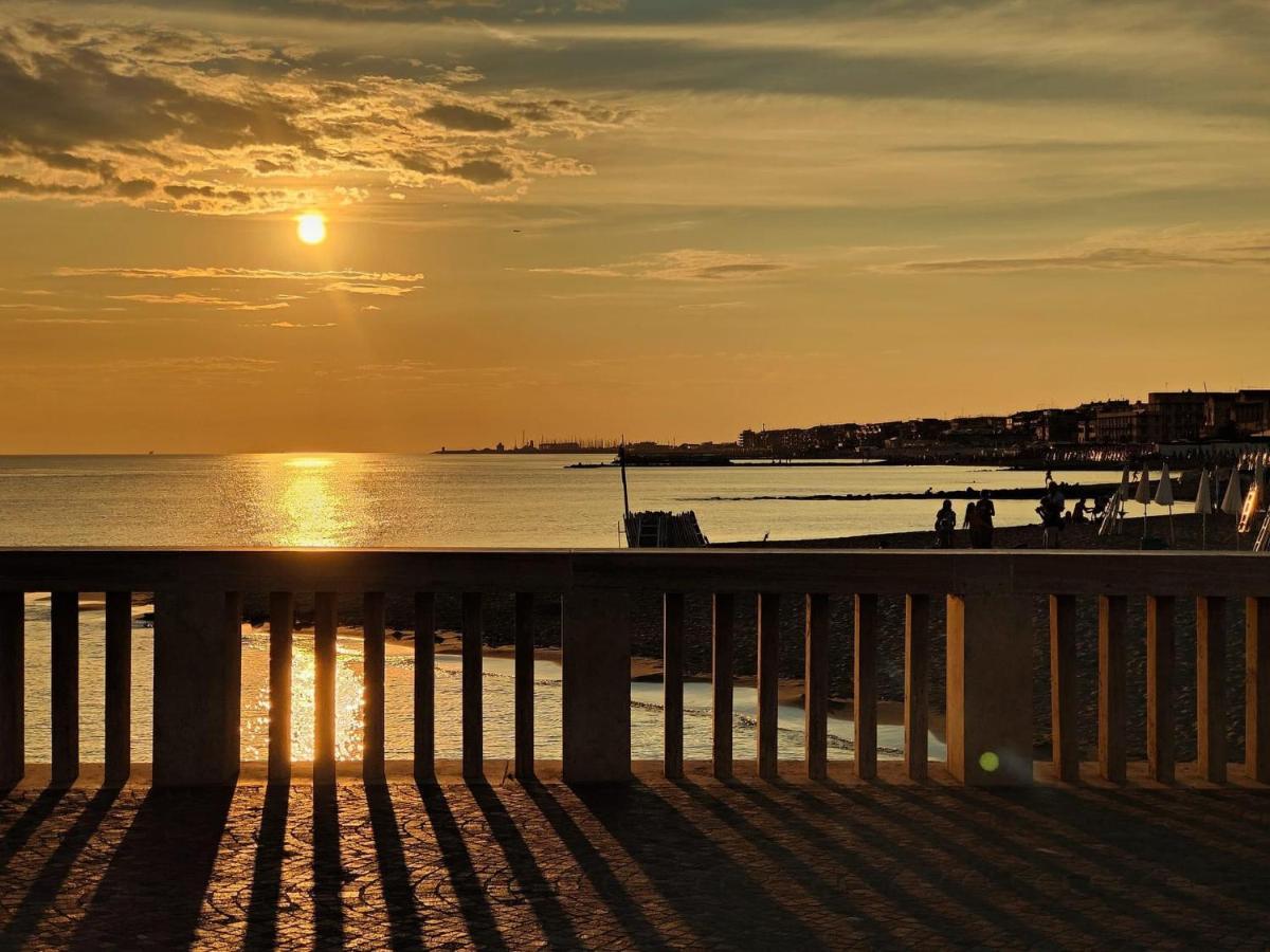 Tra Mare E Arte Apartment ลิโด ดิ ออสเตีย ภายนอก รูปภาพ